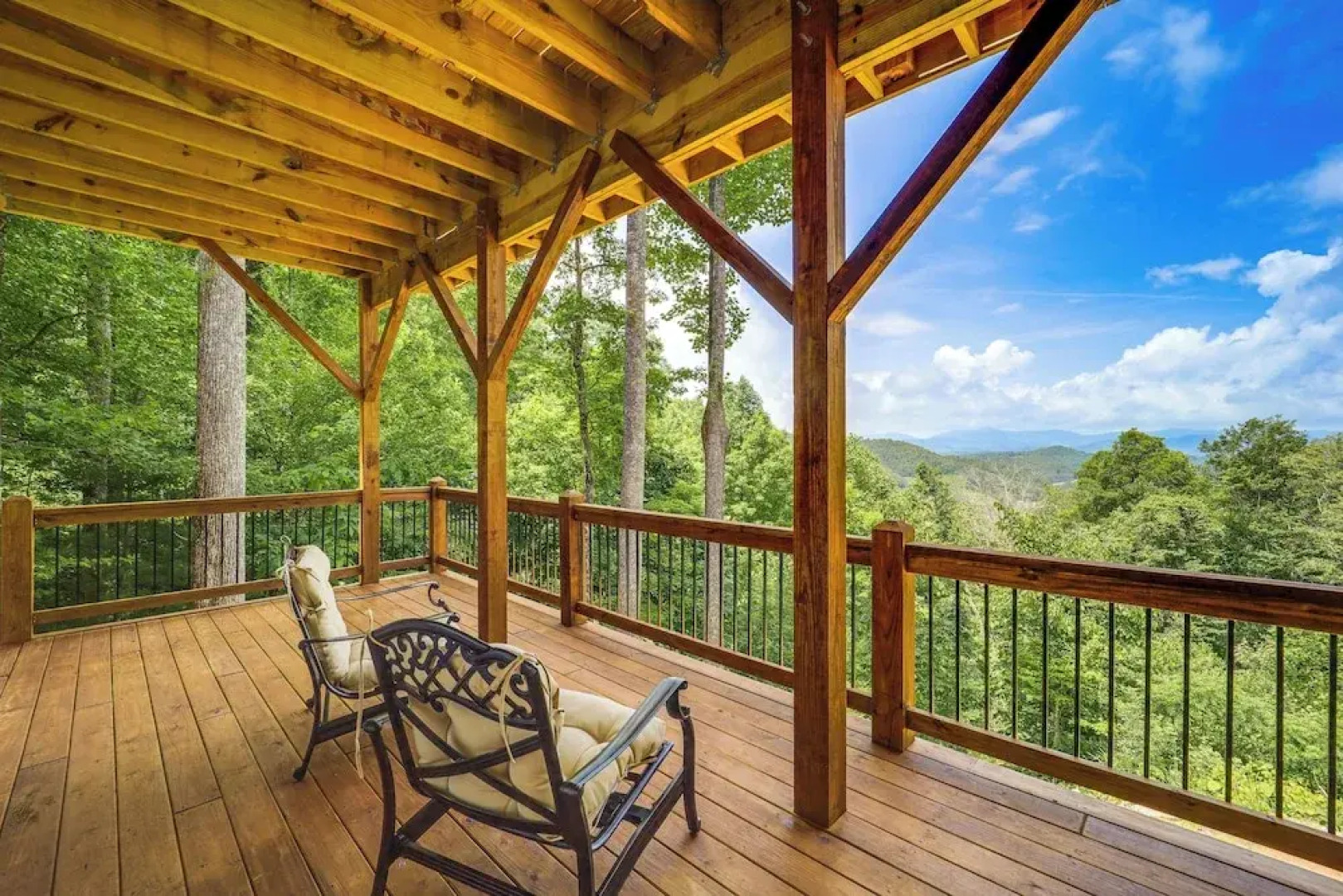 Mountain-view Fleetwood Retreat w/ Deck & Grill