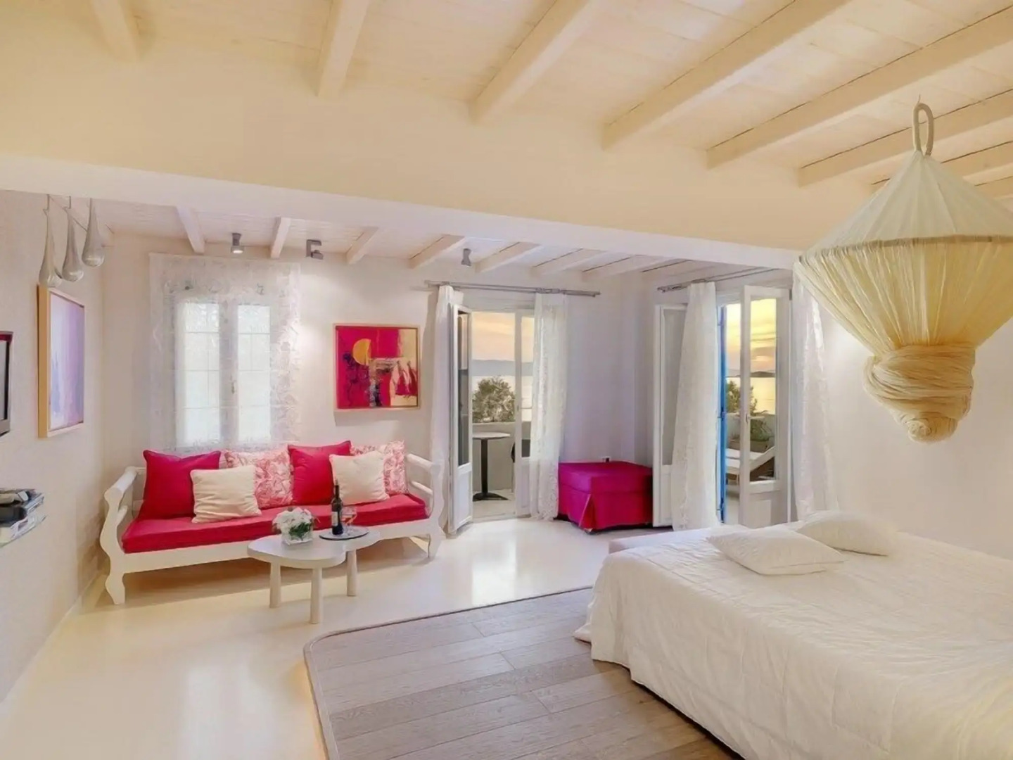 Iria Beach art hotel