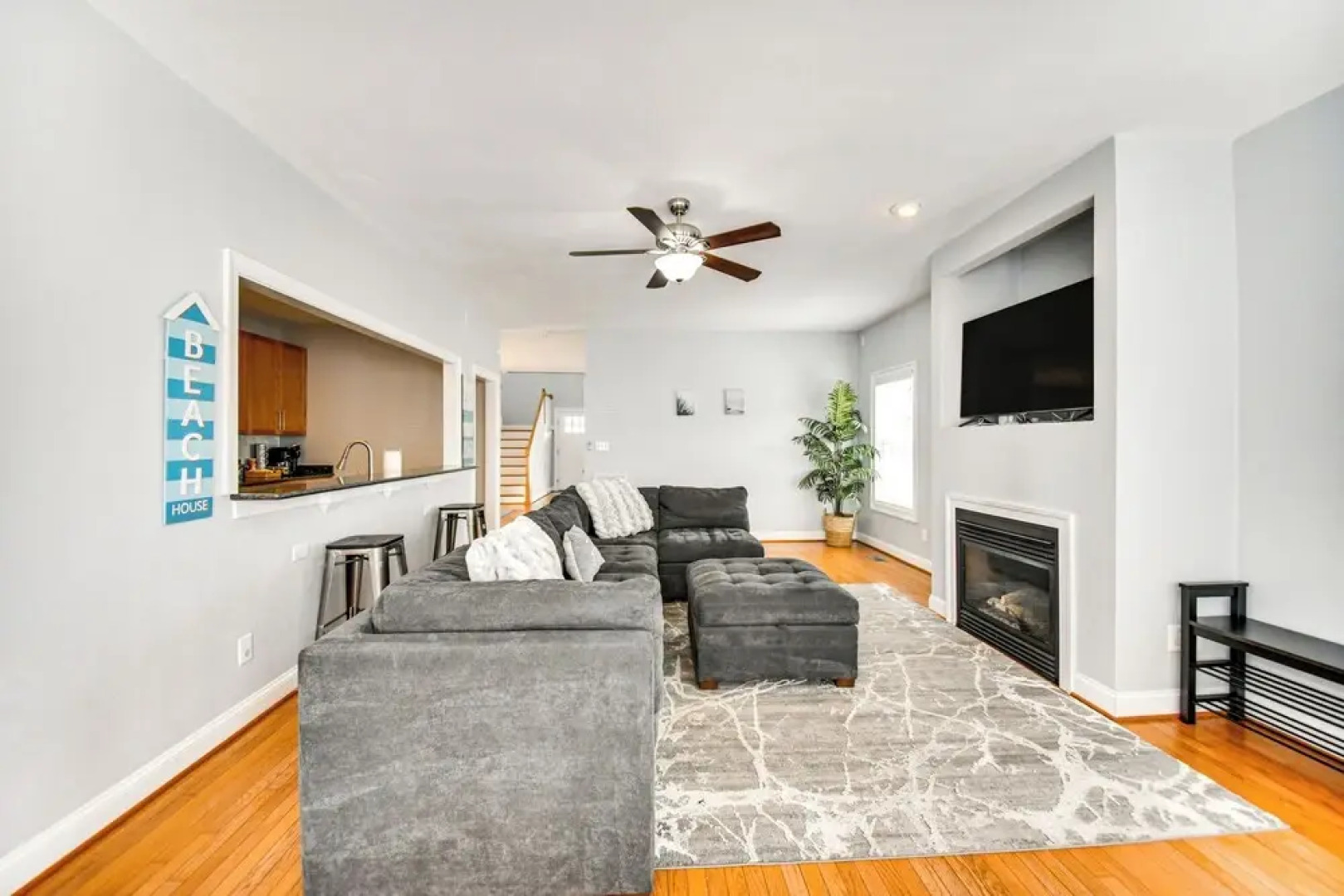 Inviting Norfolk Family Retreat: 1 Block to Beach!