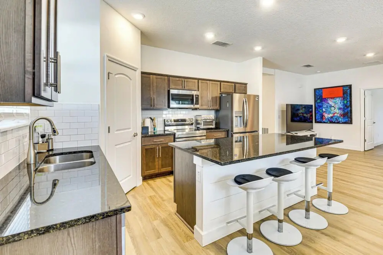 7 Mi to Flagler Beach: Breezy Stay w/ Pool Access!