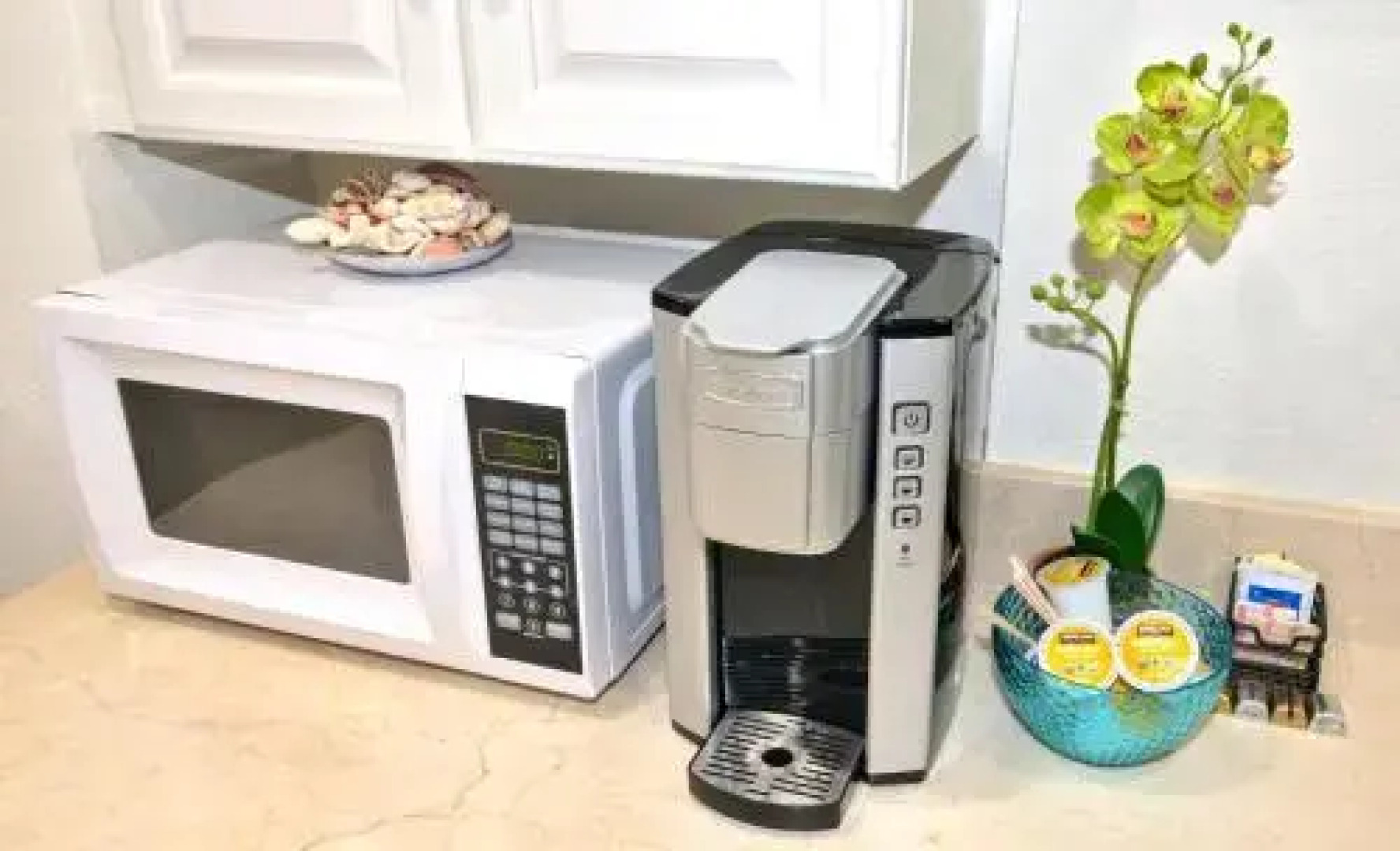 Tropical Beach Condo - Pool, Parking, 86" TV, WiFi