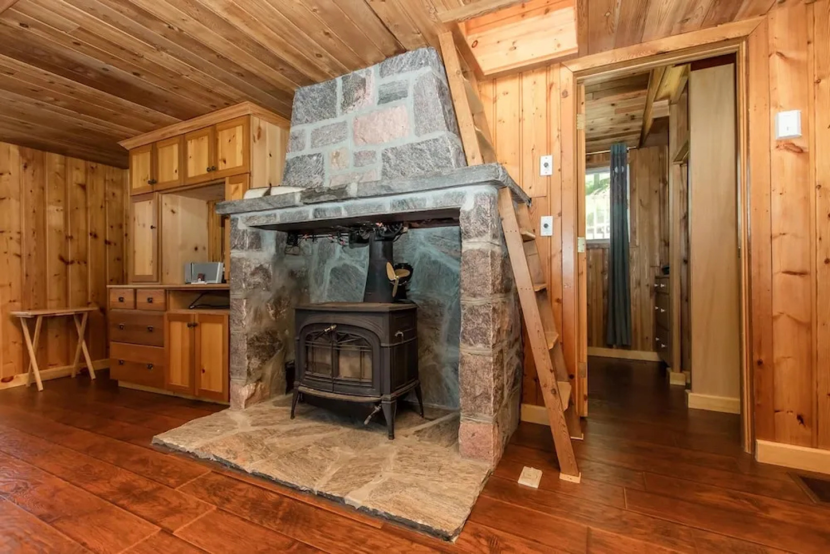Magic on Little Go Home~3 bedroom cottage + guest cabin on 980 ft shore!