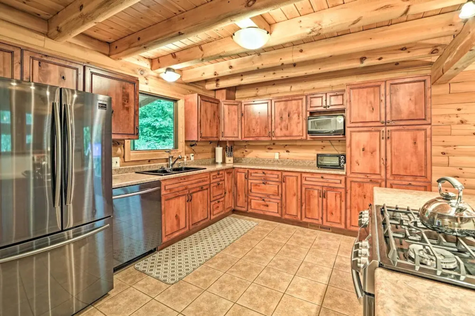 Quiet Cabin w/ Hot Tub ~ 15 Mi to State Parks!