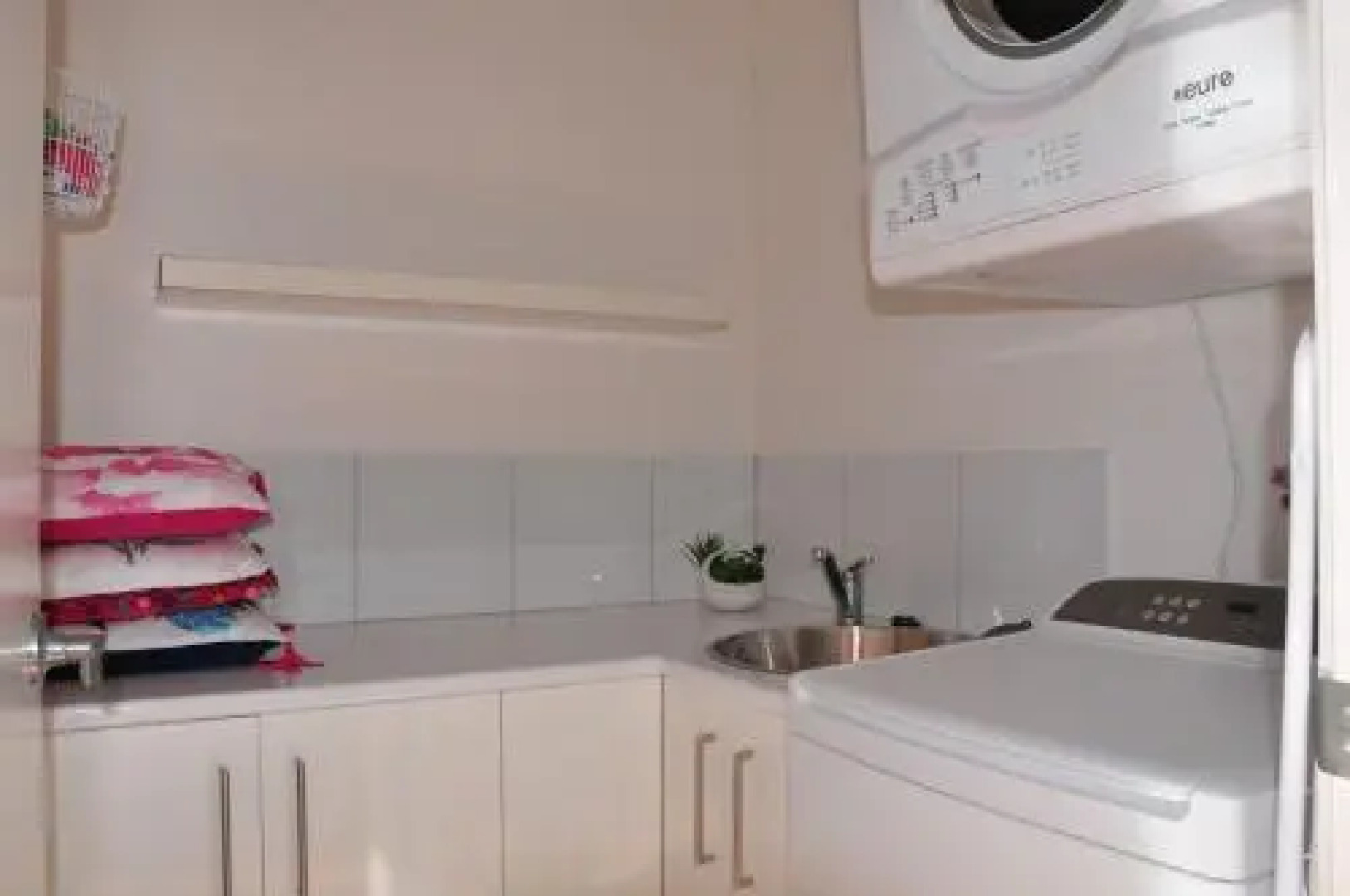 10 Double Island Drive Modern Family Home Centrally Located Swimming Pool & Outdoor Area