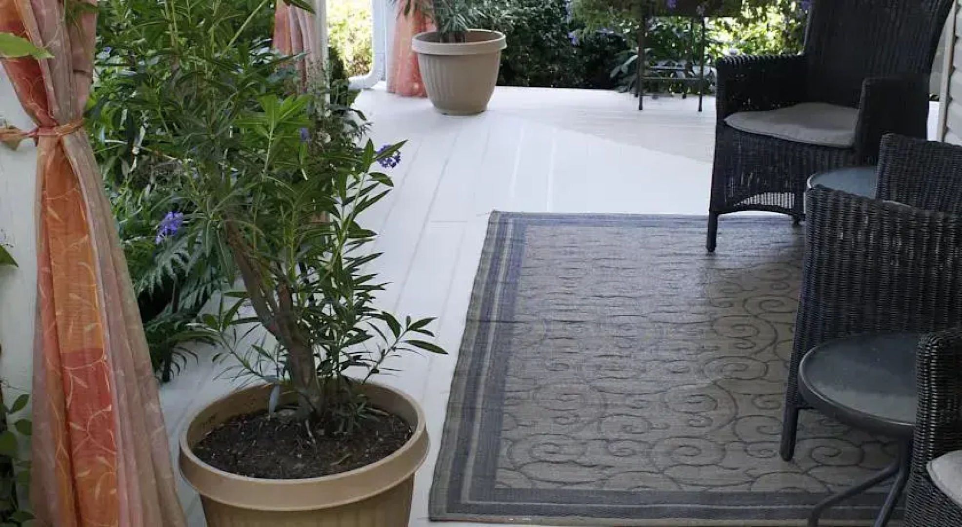 LakeBreeze Niagara Bed & Breakfast