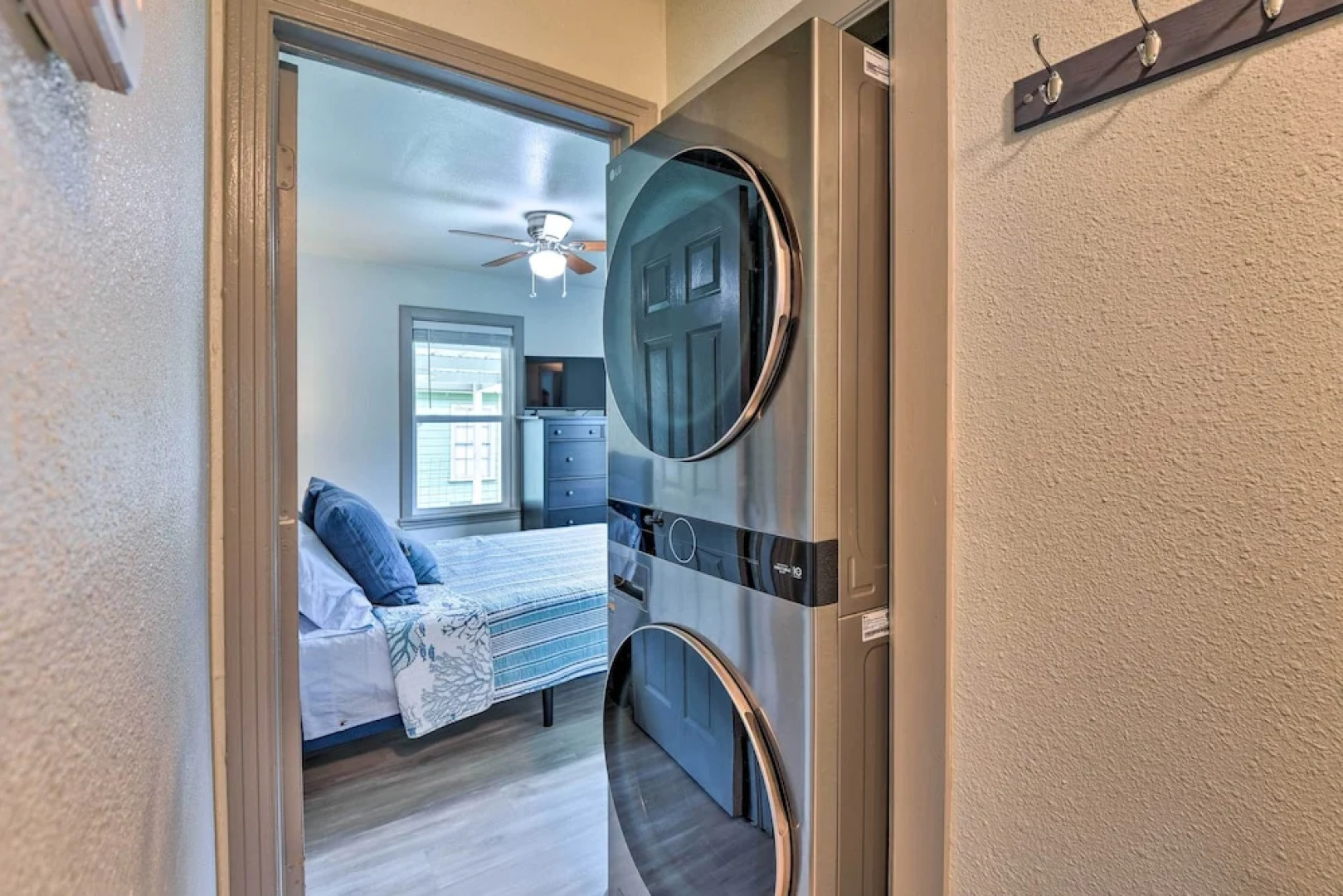 Lake Granbury Getaway ~ 1 Block to Waterfront