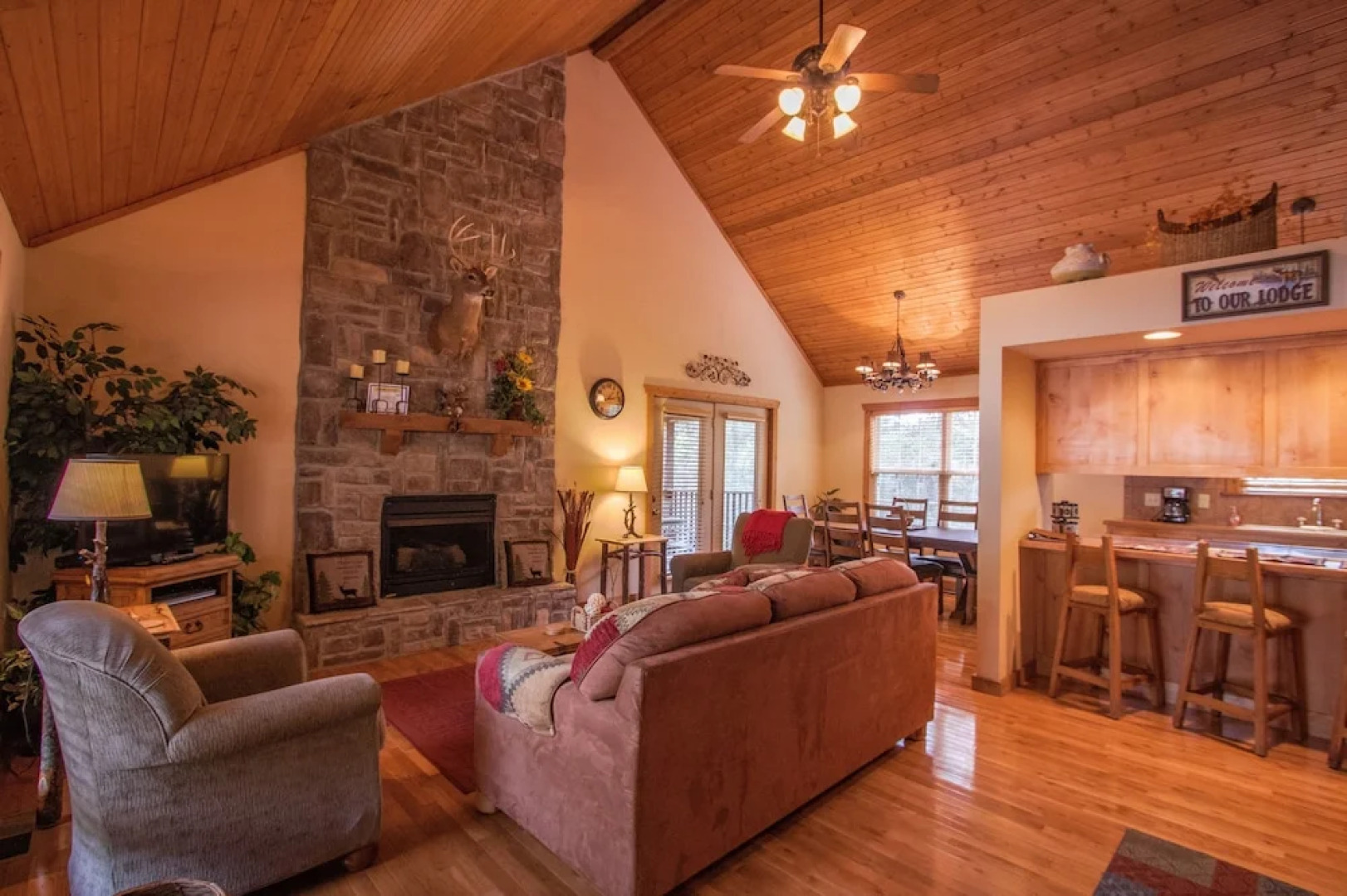 Whispering Woods Lodge-sleeps 10 4 Bedroom Home by RedAwning