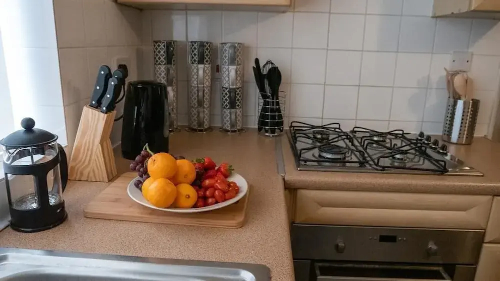 5 Bedroom Guesthouse in Quiet Cul-de-sac location.