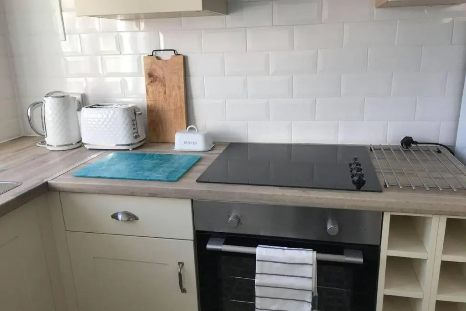 Cosy, Quiet bungalow, one minute from the beach.