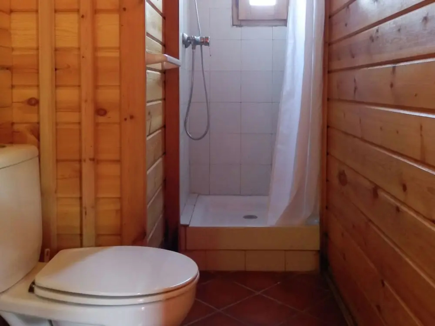 Attractive bungalow with a covered terrace, 1 km. from beach