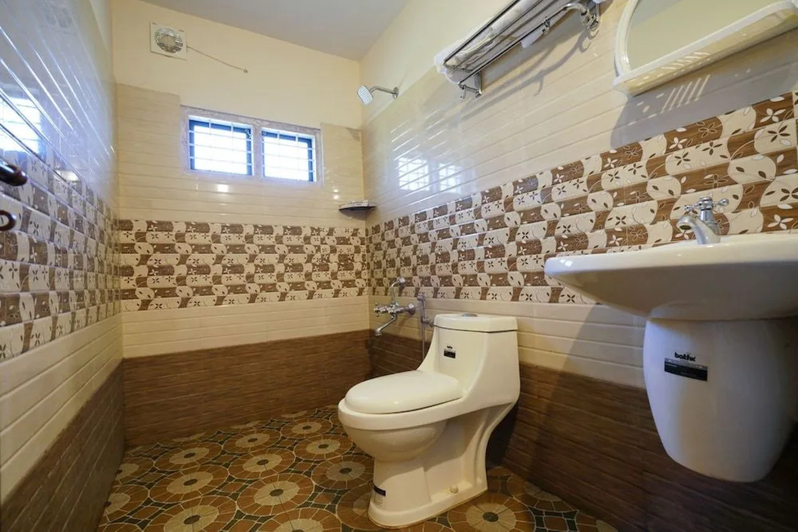 Oyo 15548 Mackal Residency