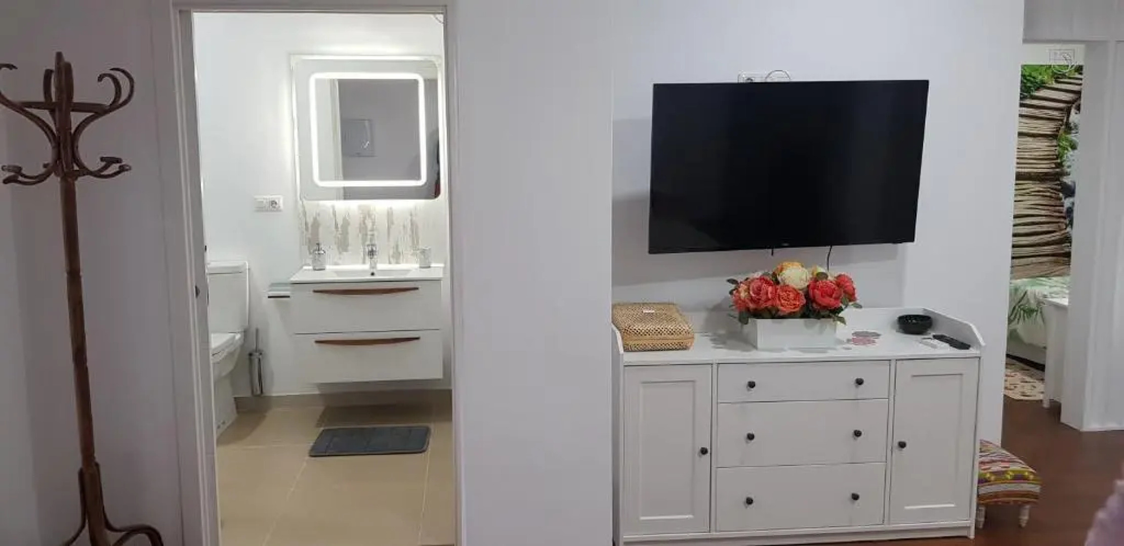 Valle, montañas y mar cristalino