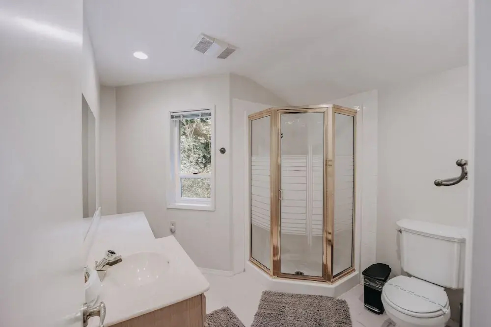 13sl - Hot Tub - Pets Ok - Wifi - Sleeps 8 2 Bedroom Home by RedAwning