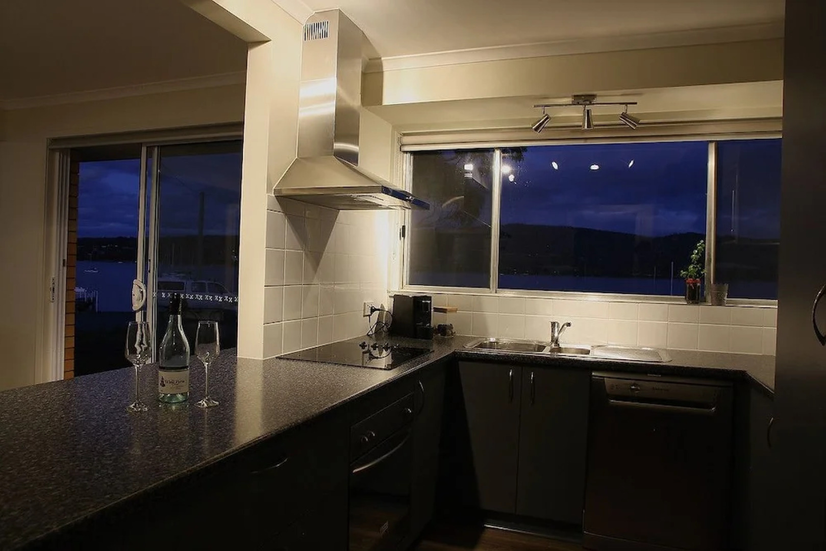 Waterfront Holiday Home - Esplanade 54