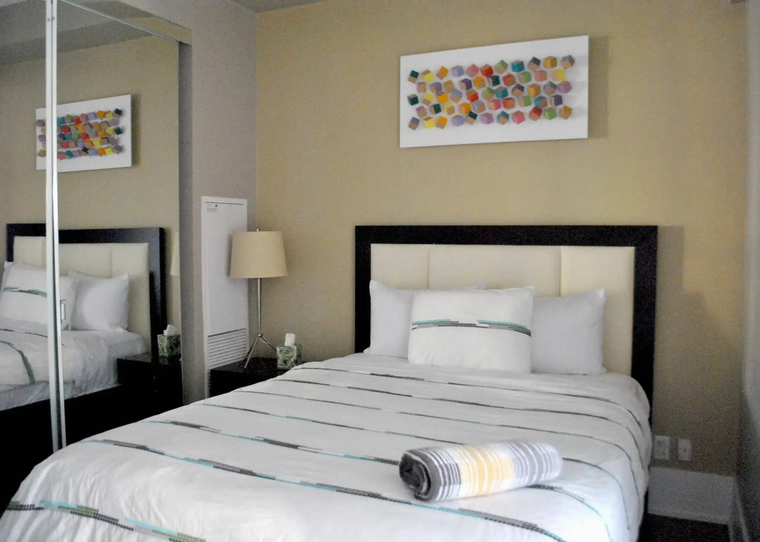 Livingsuites Toronto - Front & John