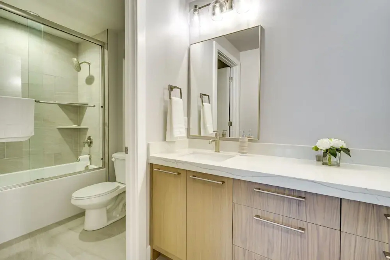 Hideout Haven: Luxe Retreat w/ Lake View & Hot Tub