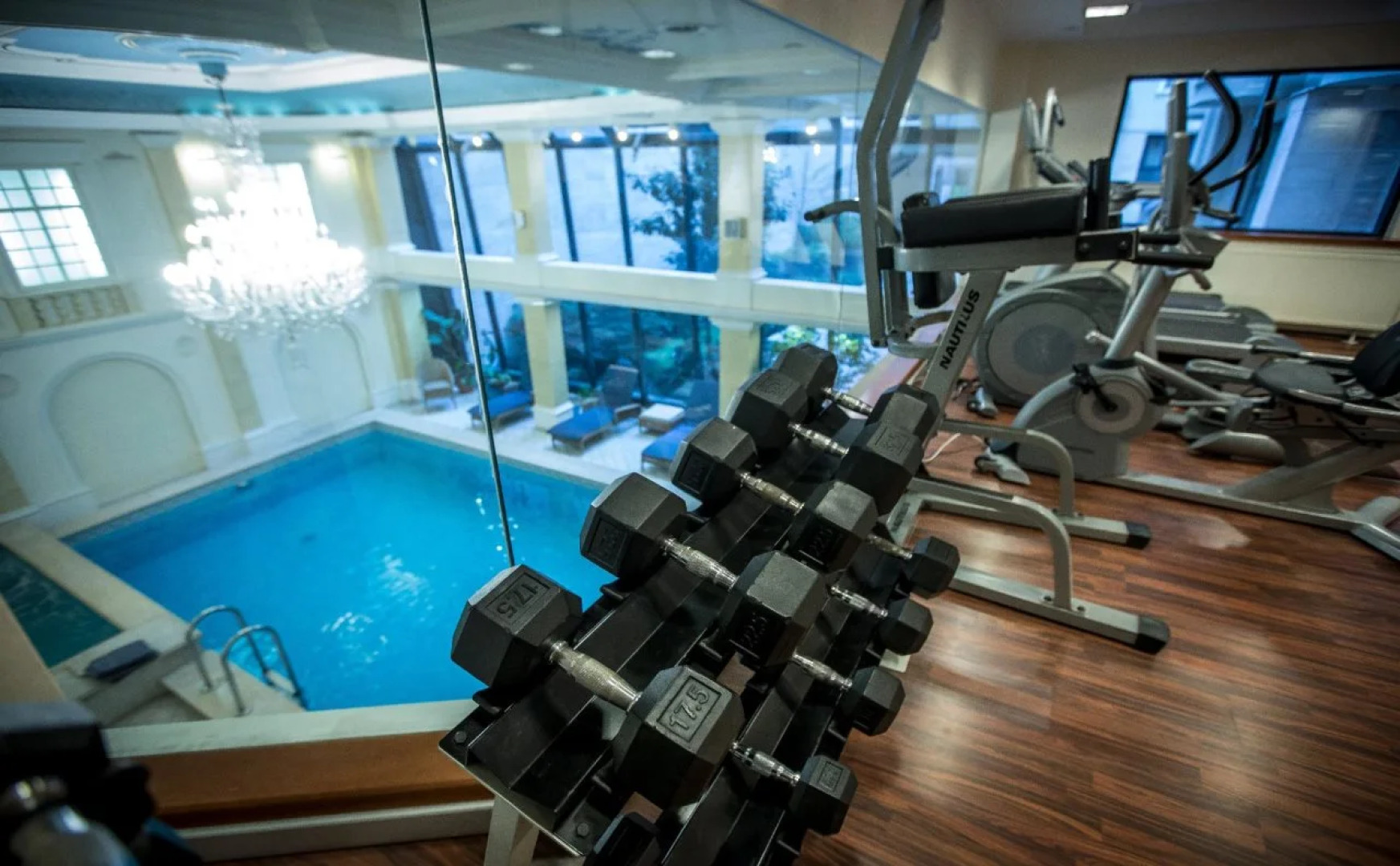 Queen's Court Hotel & Residence