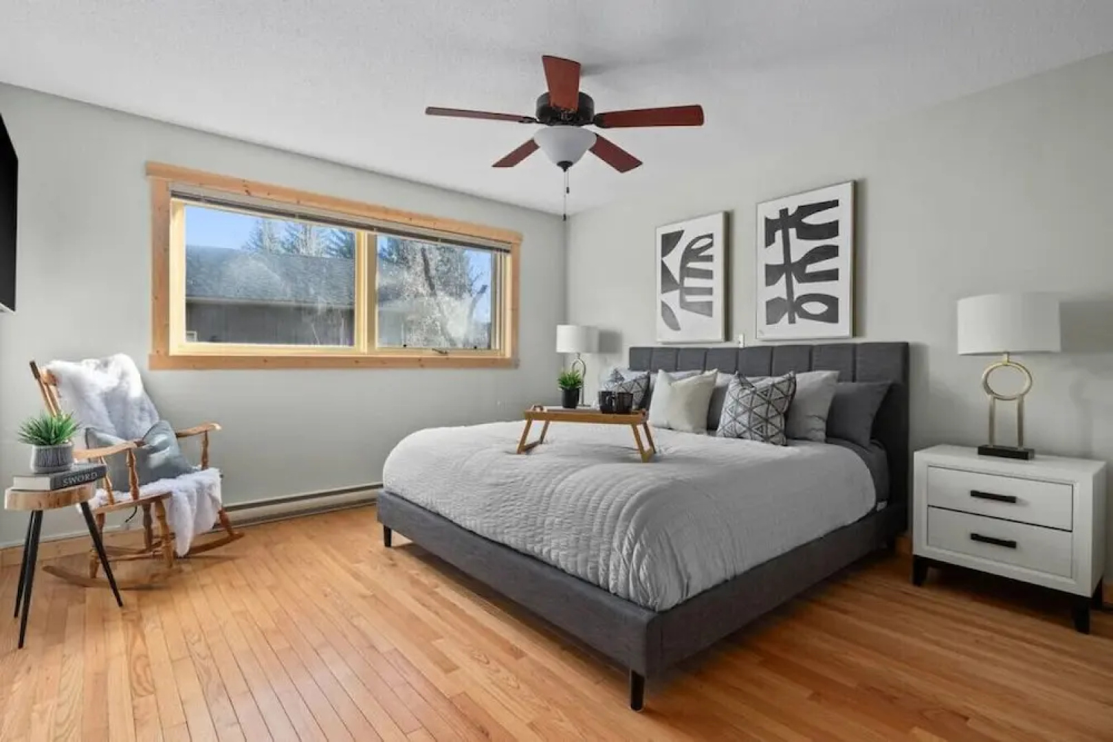 SPACIOUS 3,000 sq2 Luxury Home | PRIVATE Pool & Hot Tub | STEPS to Kinsmen Beach