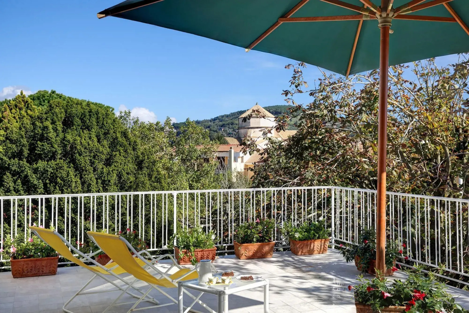 La Casa Bianca Pool And Garden