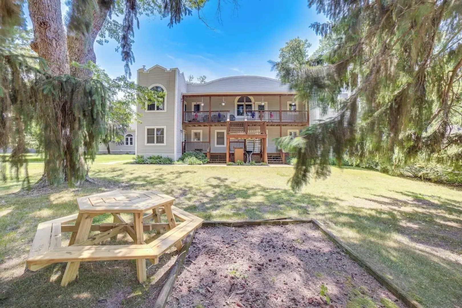 Walk to Lake Michigan - South Haven Condo!