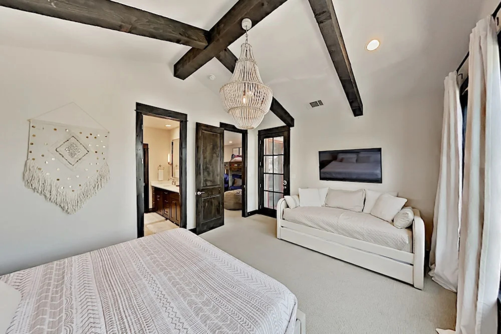 Luxury W/ Private Hot Tub & Outdoor Kitchen 3 Bedroom Home