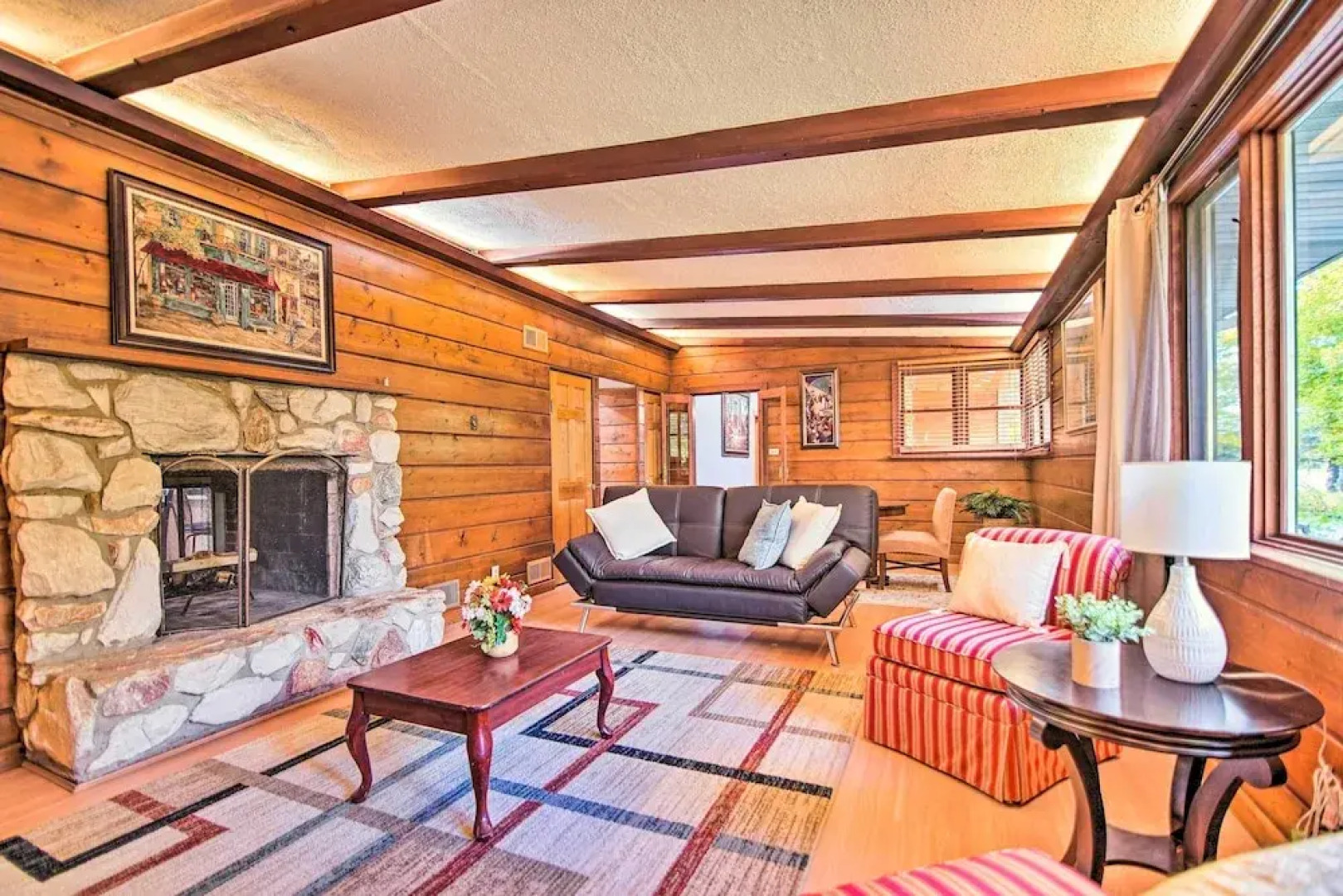 Fenced Yard: Fox River Grove Home, Dogs Welcome