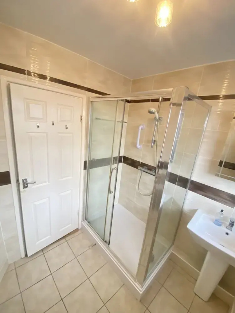 3 Bedroom House, Hot Tub,torbay, Sleeps 6, Parking