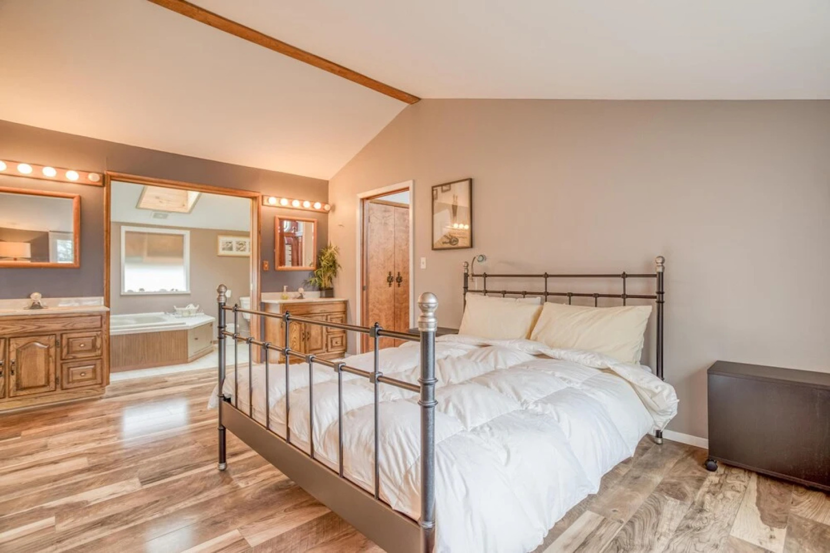 Lakefront Beachhouse