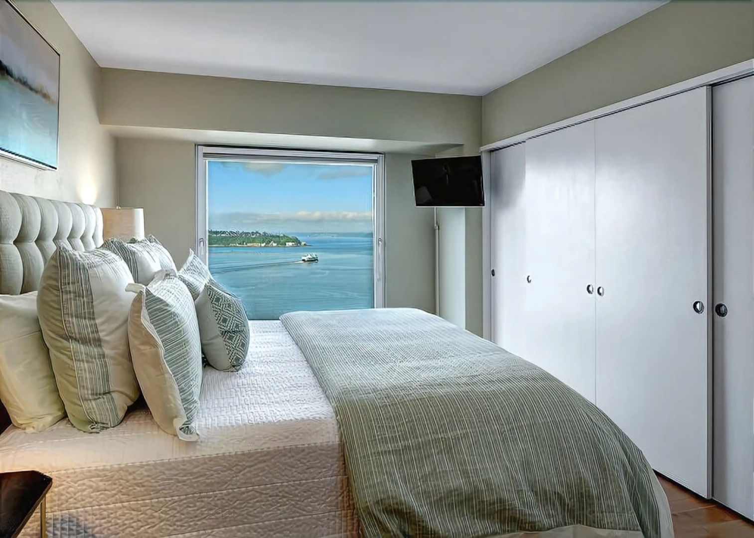 Newmark Elliott Bayview Luxury Suite - Two Bedroom Apartment with Balc