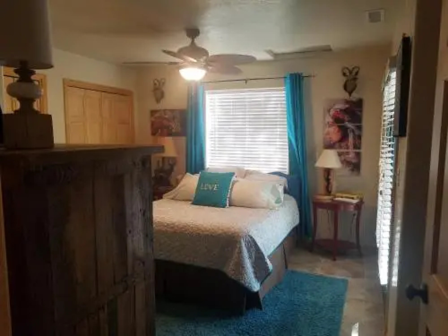 Grizzly Roadhouse Bed & Breakfast and Vacation Rentals