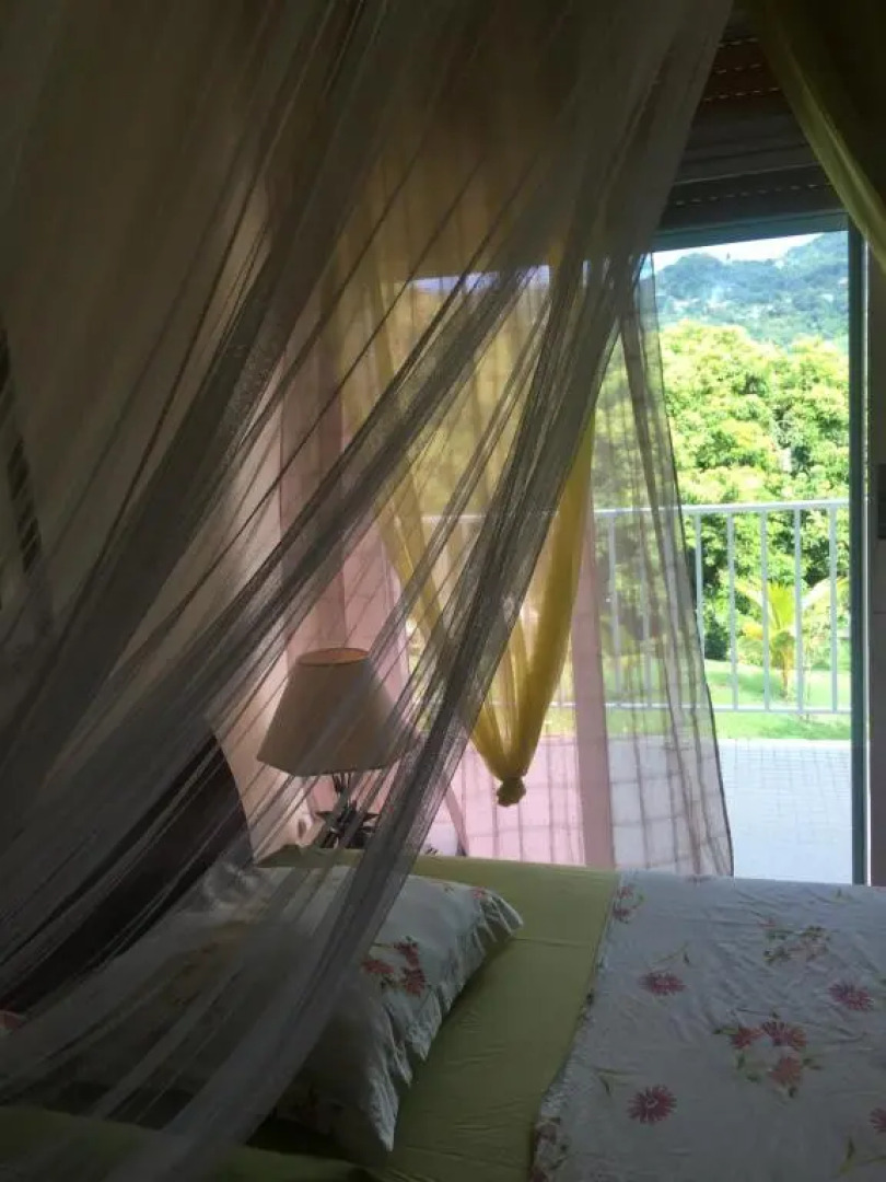 La Colline Bed & Table