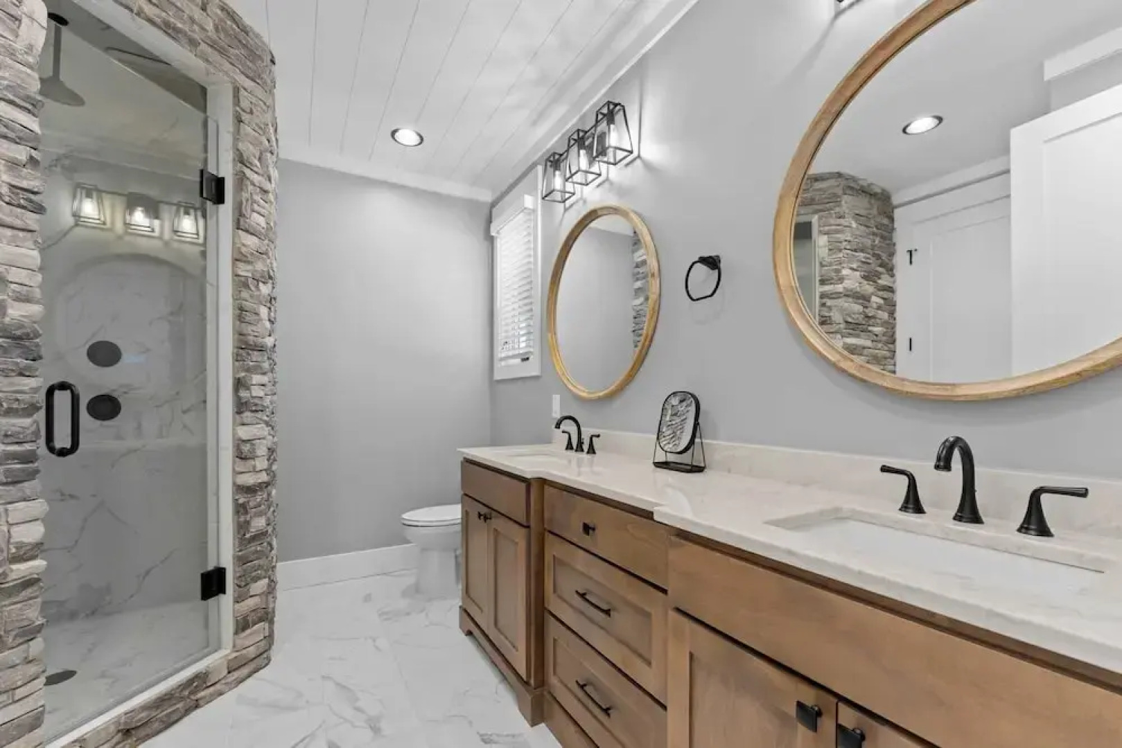 Black Bear & Blue Heron by Avantstay 2 Lakefront Homes, Sleeps 43 Pool, Dock, Theater