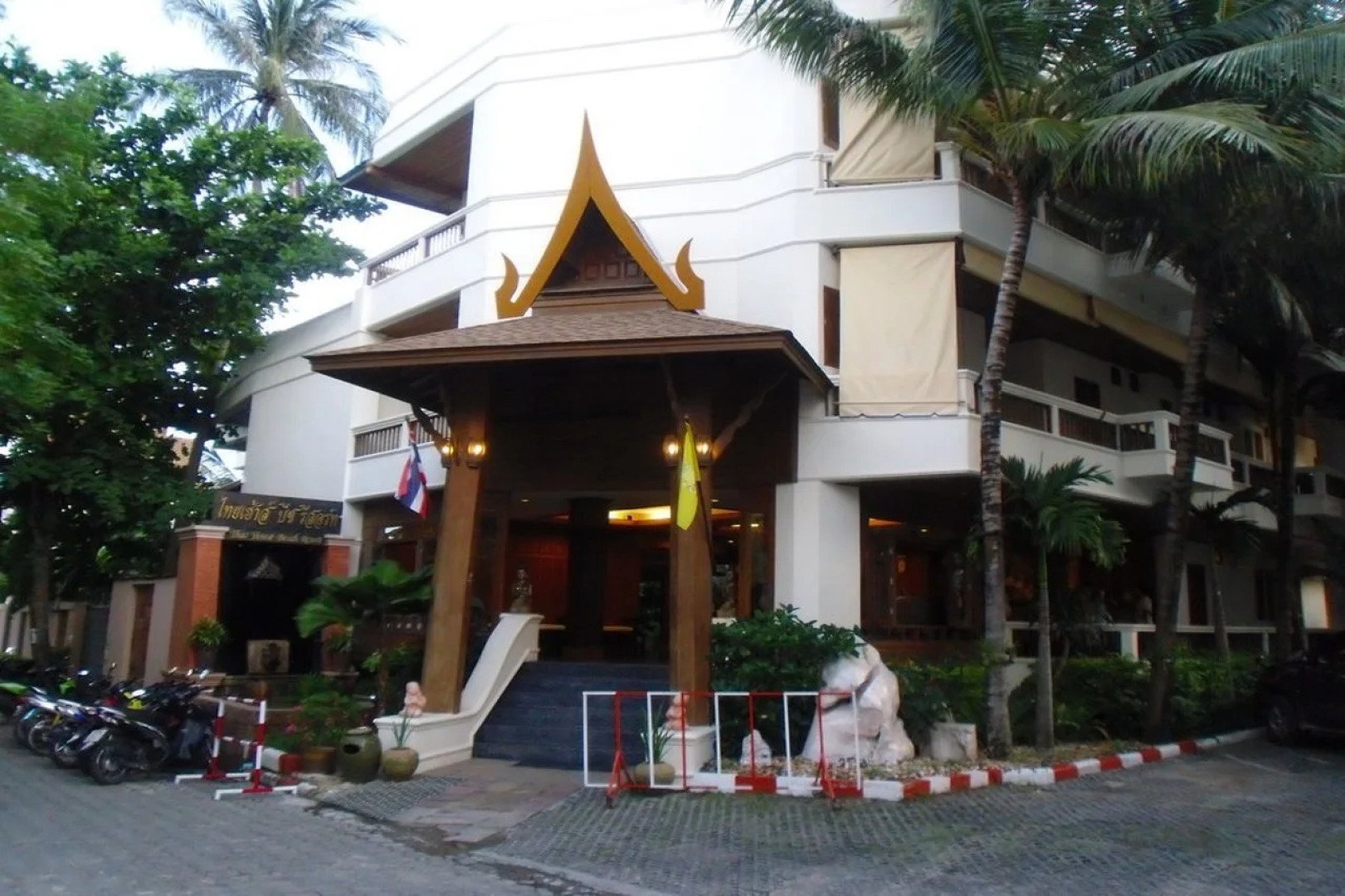 Thai House Beach Resort