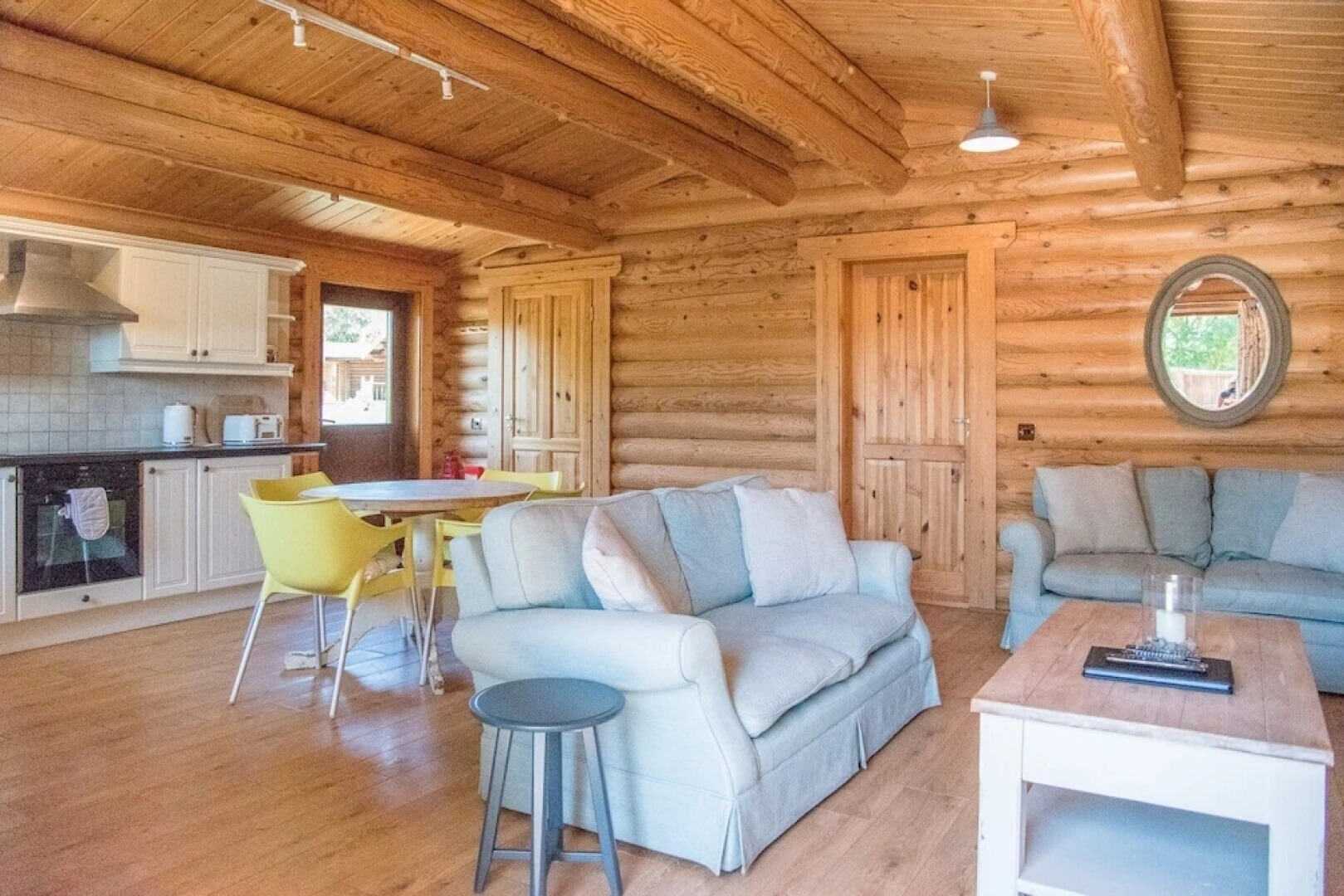 Willow Lodge With Hot Tub, Kingfishers