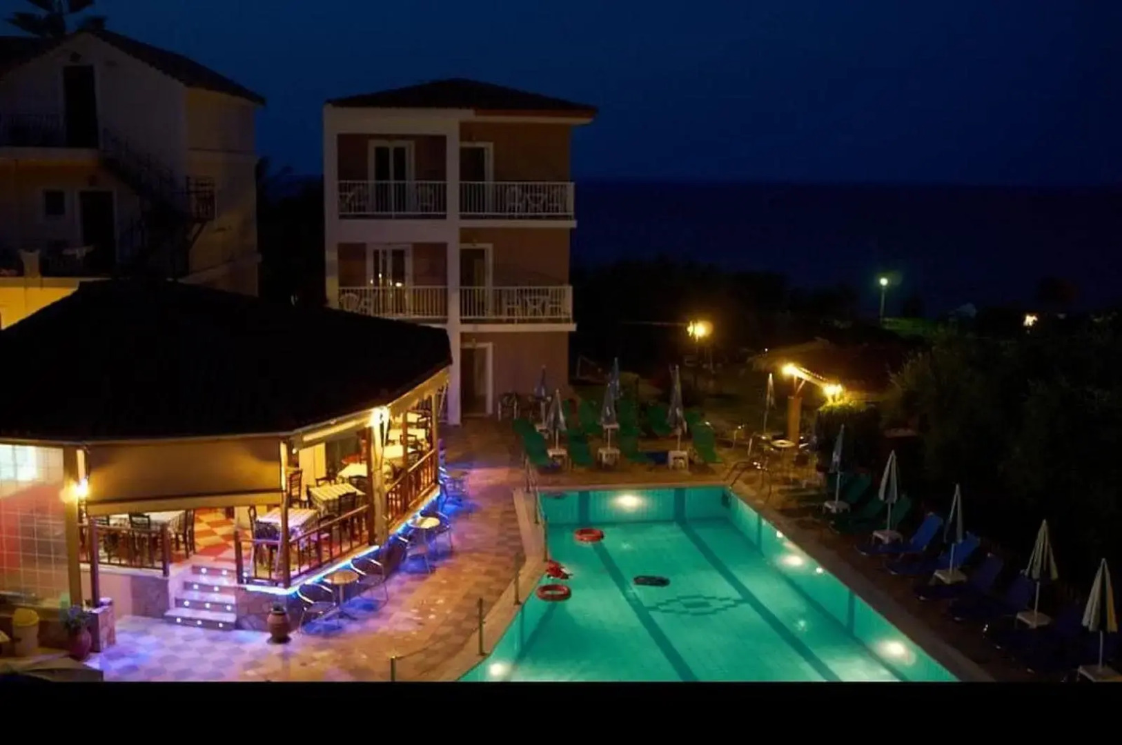 Amoudi Studios Apartments Hotel