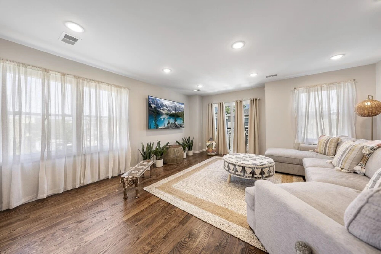 Simon Stays I Grand Oasis