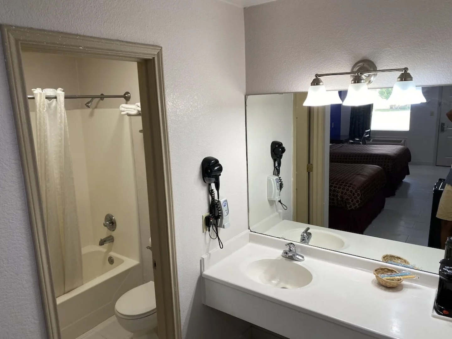 Country Hill Inn and Suites