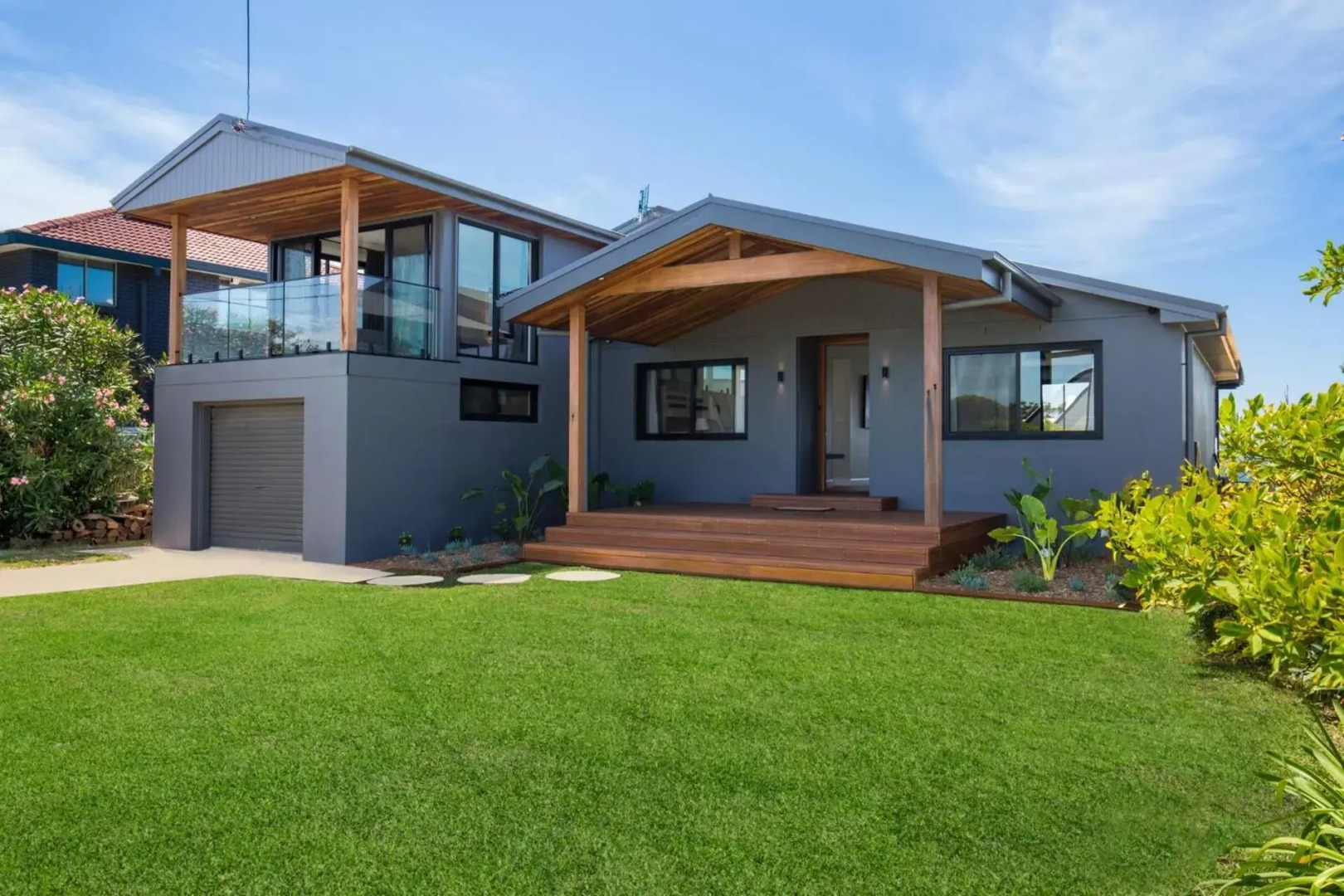 Seaview - Pet Friendly with Stunning Views - 1 Min to Beach