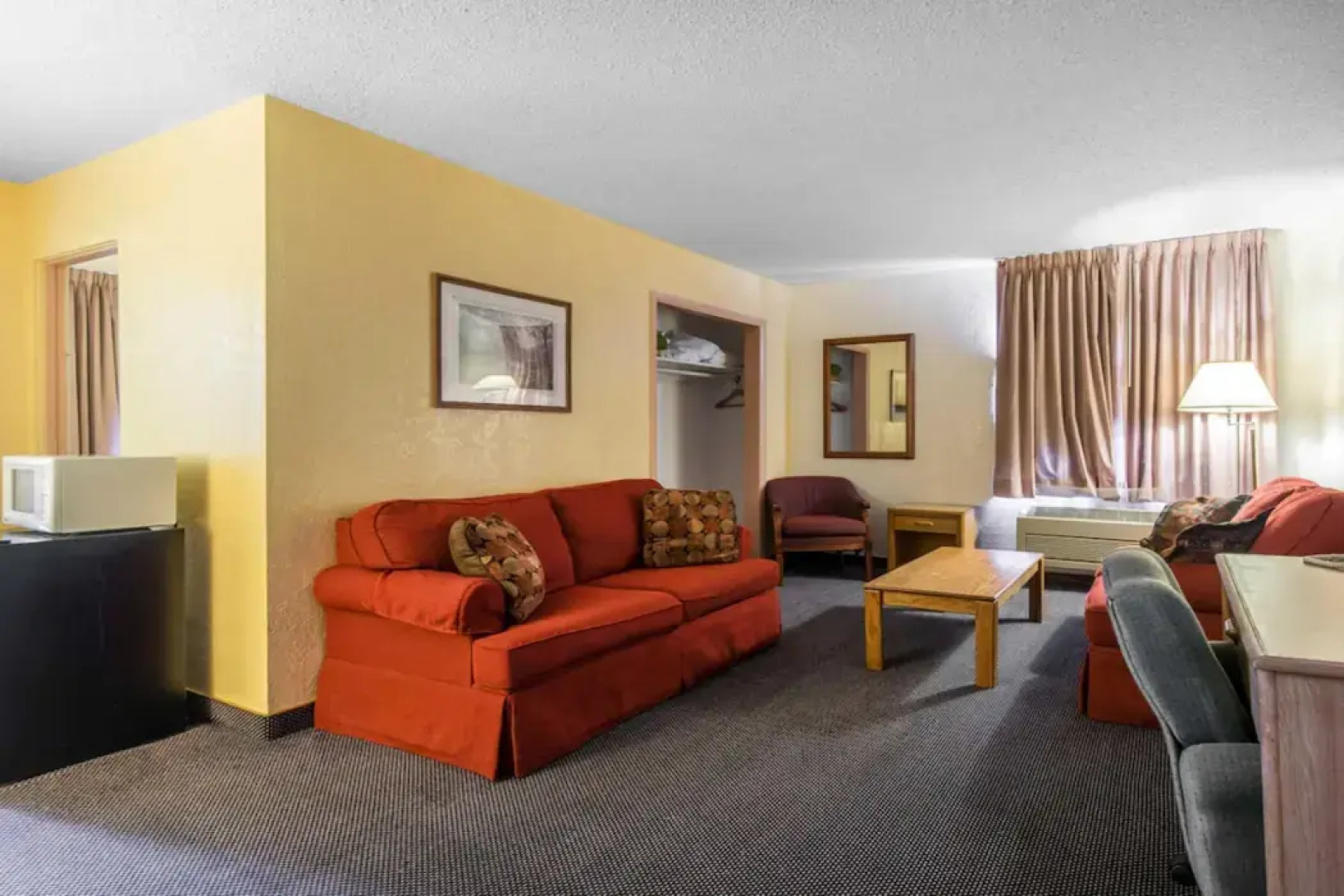 Rodeway Inn & Suites