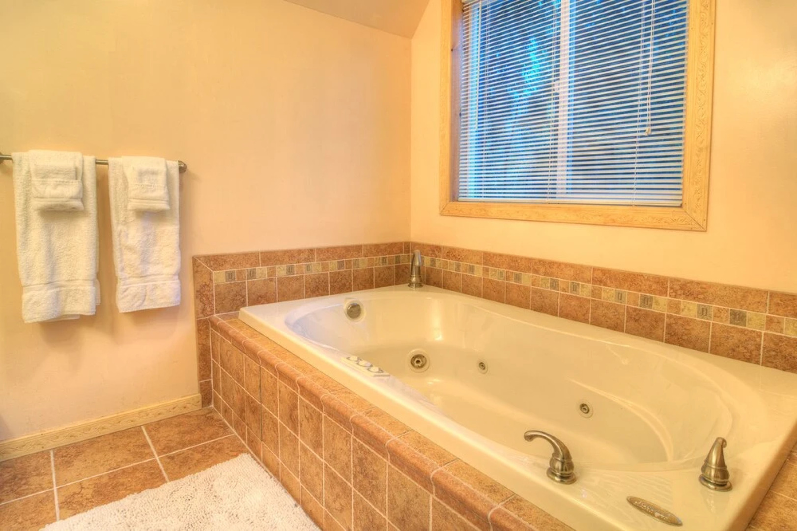 Cedarwood Grove - Two Bedroom Cabin with Hot Tub