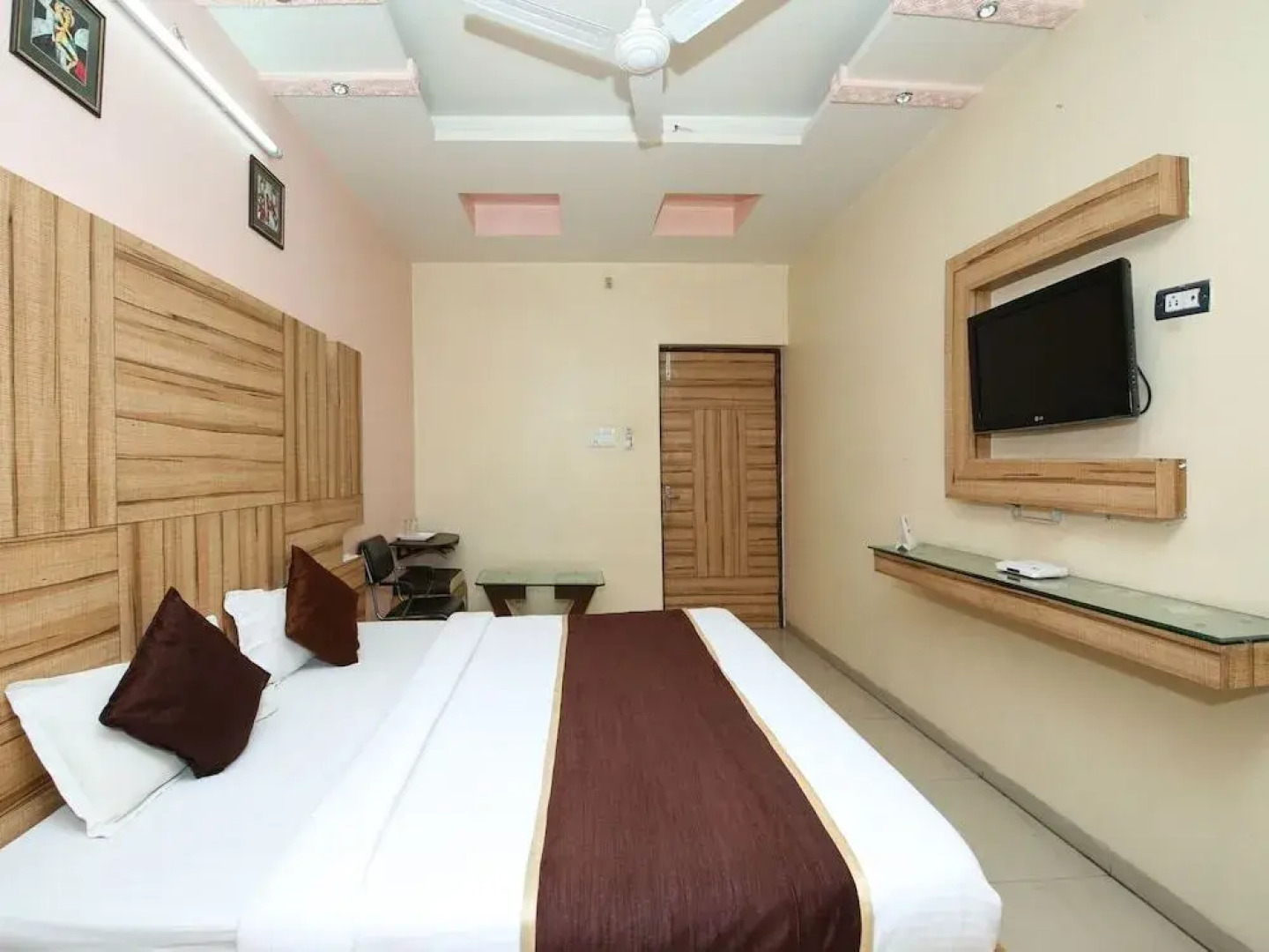 OYO 15144 Hotel Ankit