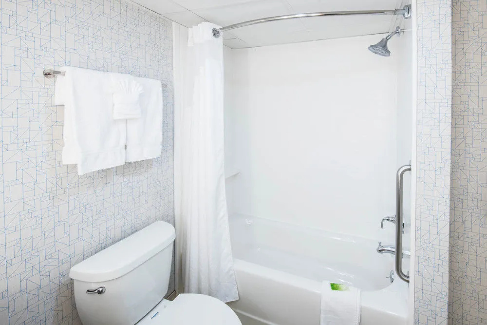 Holiday Inn Express & Suites Woodbridge