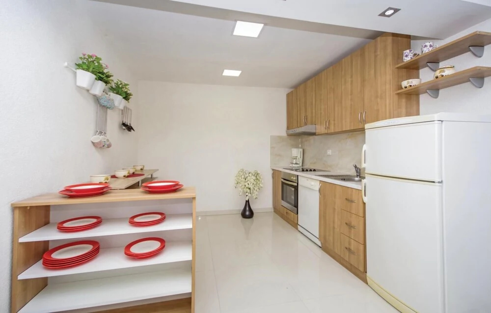 Nice Home in Brela with Hot Tub, WiFi & 4 Bedrooms