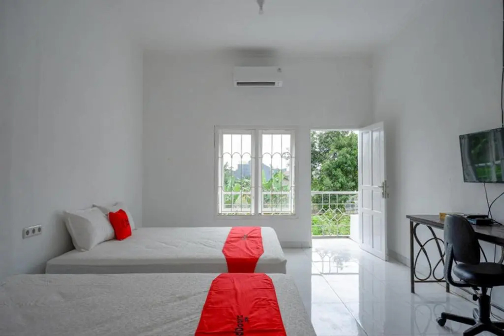 RedDoorz Syariah near Universitas Muhammadiyah Surakarta