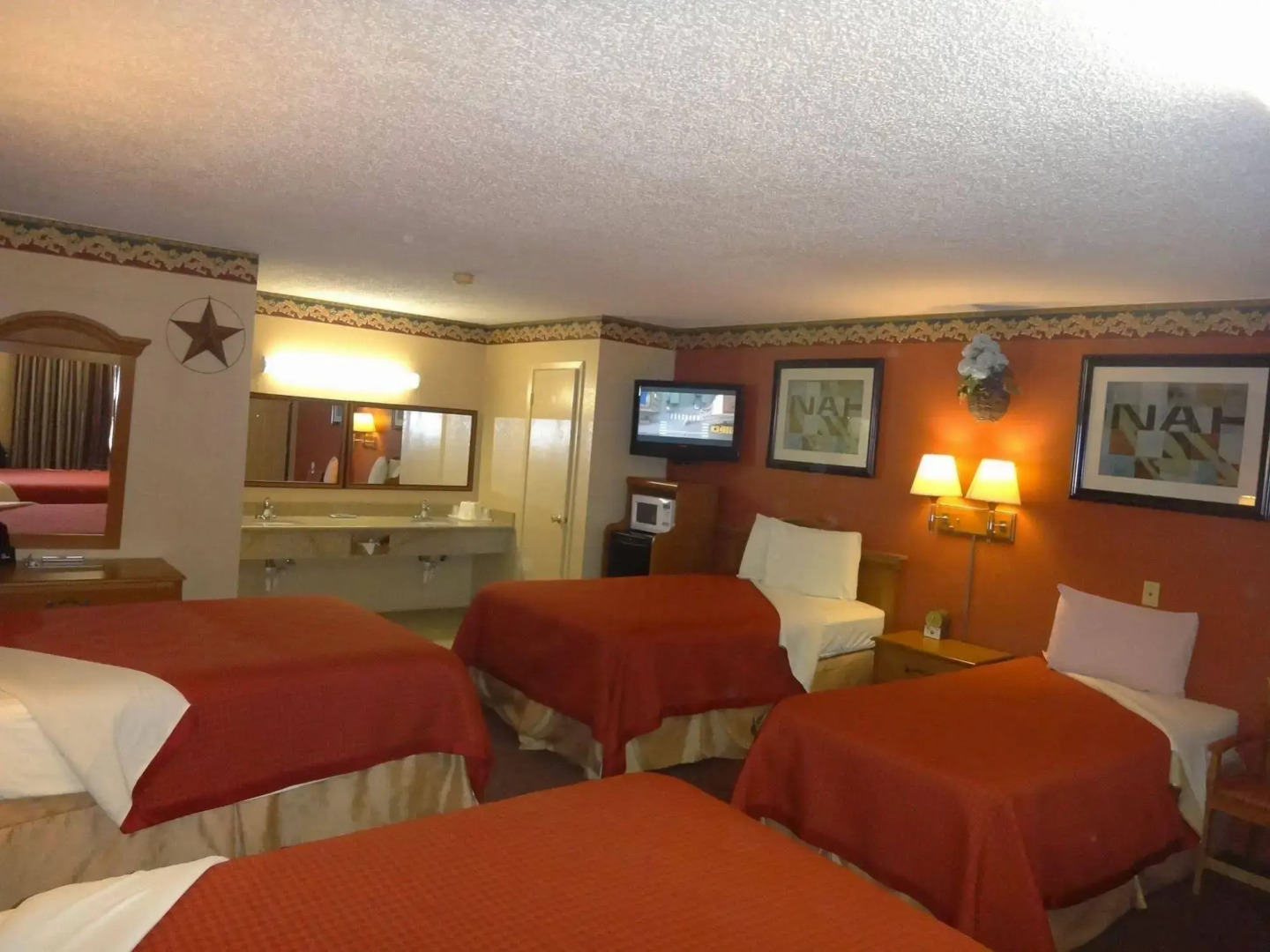Freer Executive Inn and Studios