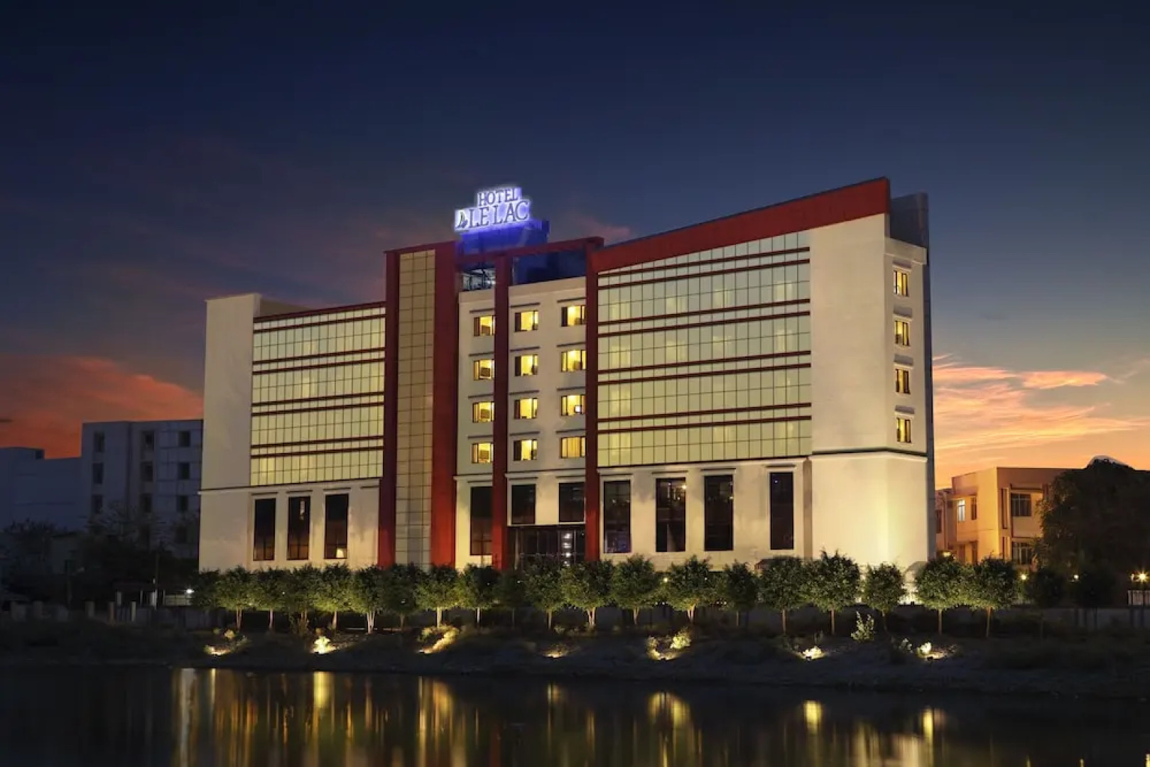 Le Lac Sarovar Portico