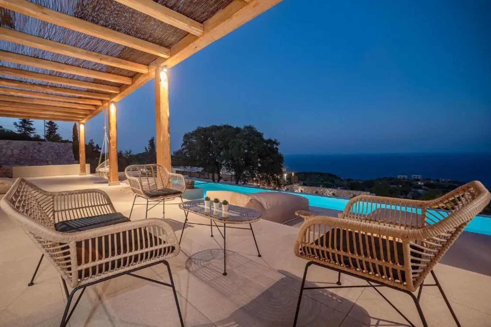 URANOS di GIOIA Villa with magnificent sea view and infinity pool 18x4m