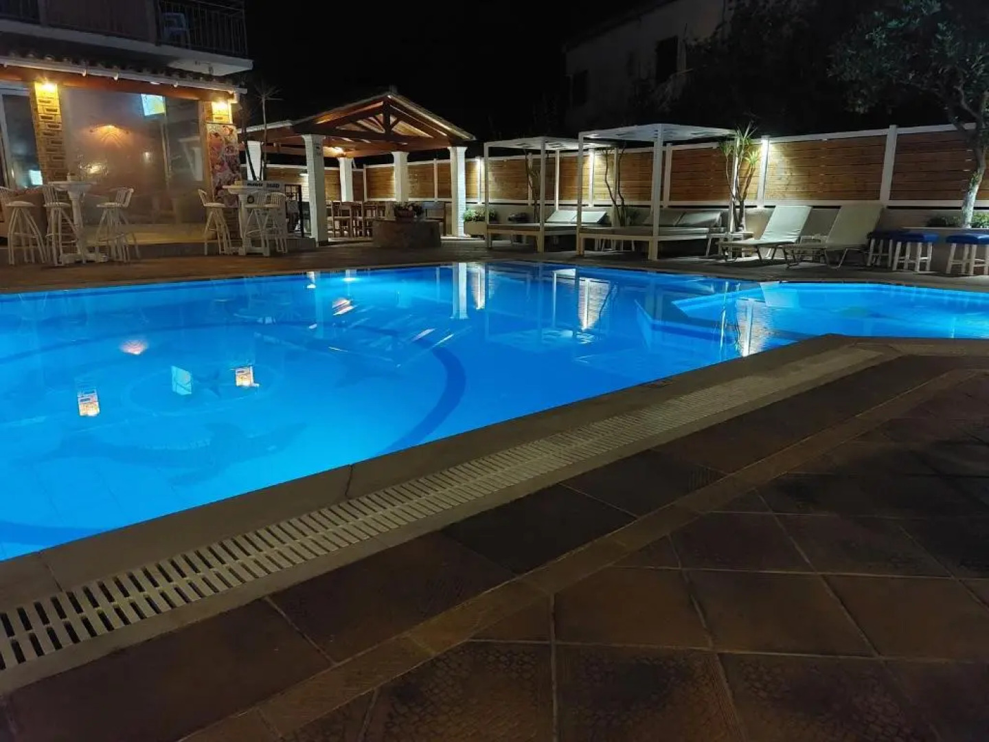 Makis Louvlis Apartments & Studios