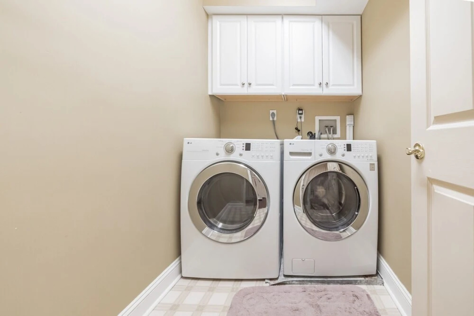 Beautiful Villa In The Heart Of Historic Downtown Bel Air! 3 Bedroom Villa by Redawning