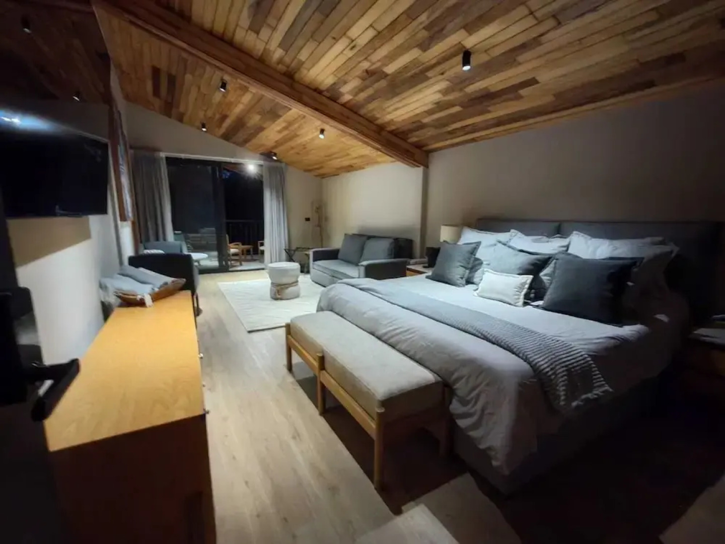 Serenzzo Hotel & Cuisine